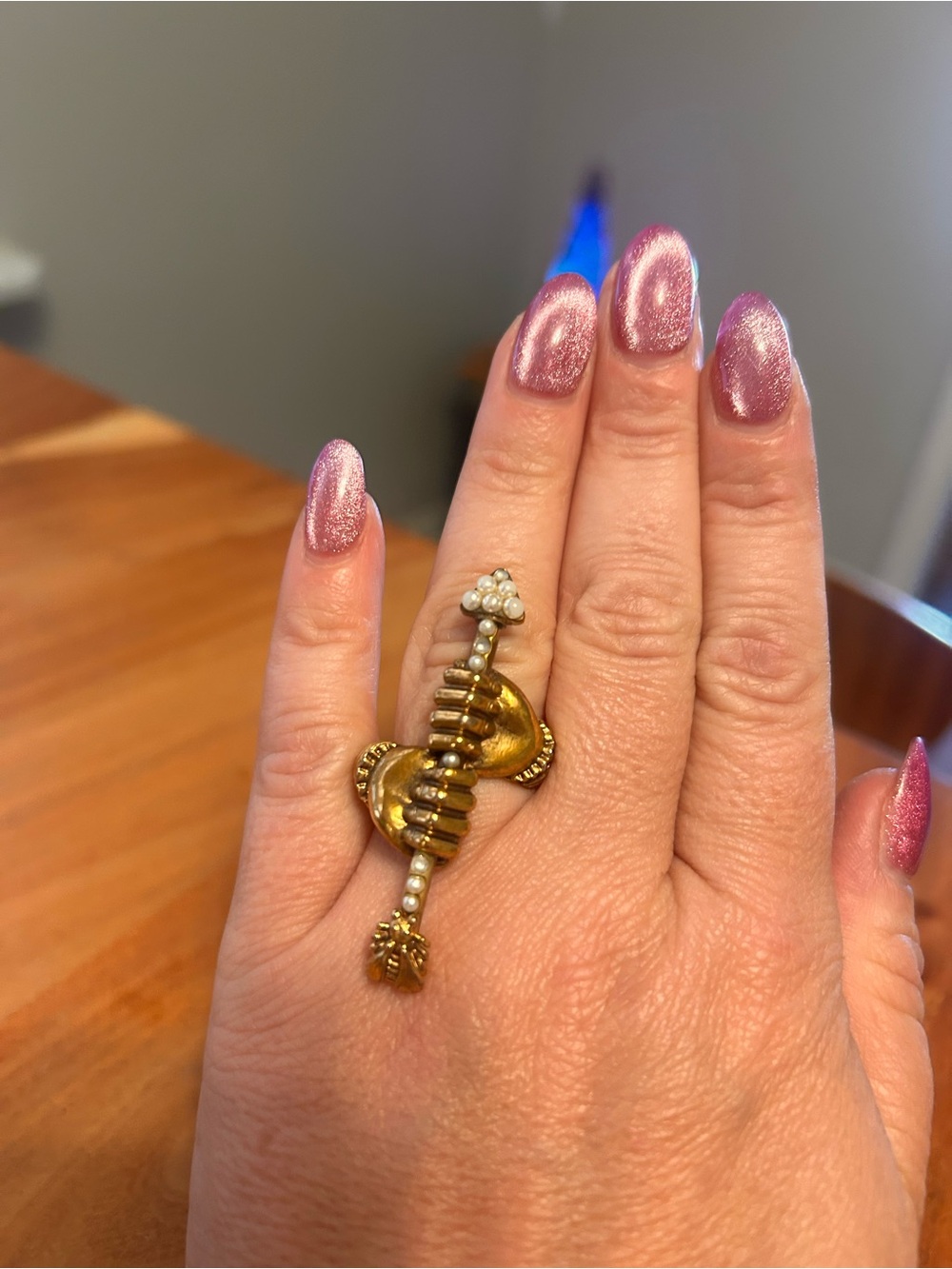 Gucci Gold-Tone Pearl Arrow Ring - Picture 2 of 5